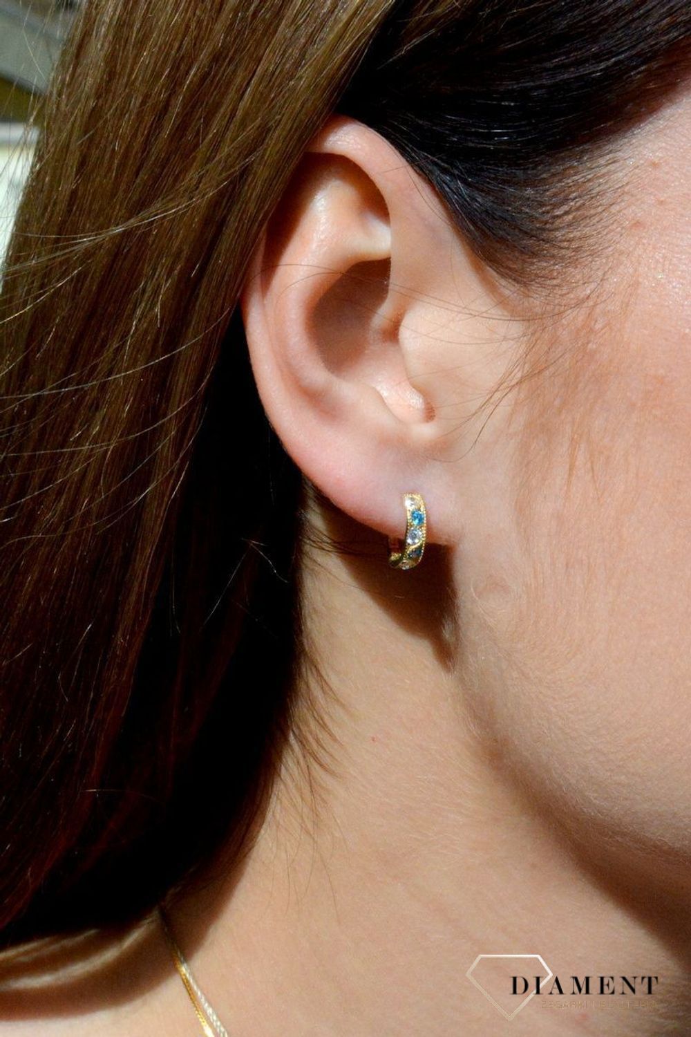 Złote kolczyki dla dziewczynki 333 cyrkonia KL 3258D 333Śliczne, złote kolczyki dla dziewczynki wykonane z wysokiej próby złota 333 o wadze około 1,05 g oraz długości około 1 cm. Minimalistyczne kolc.jpg